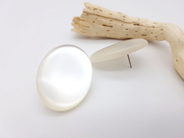 Große, ovale, weiße Ohrstecker schimmernd